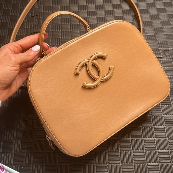 Chanel Coco Curve Vanity – Beige Shiny Calfskin & Goatskin, Antique Gold-Tone Ch - Picture 10 of 12